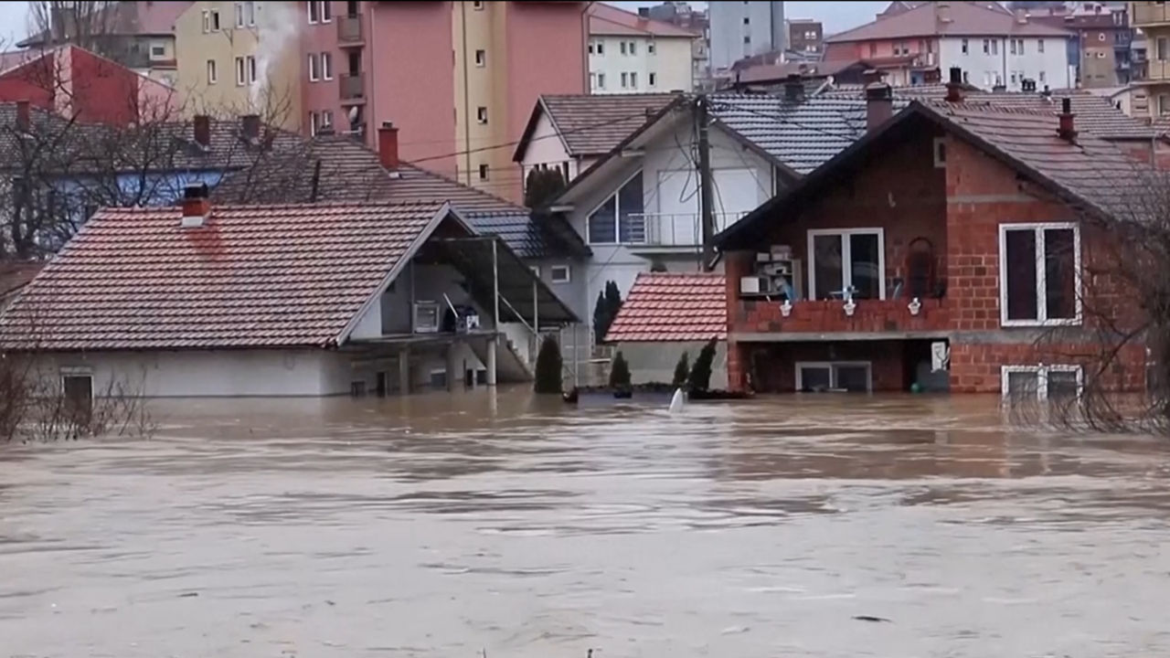 Ливни вызвали разлив многих малых рек и ручьев в регионе, заставив десятки людей покинуть свои дома.