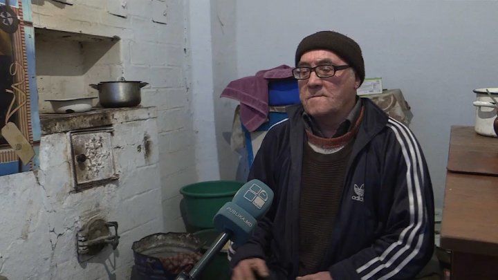 В Фалештском районе пенсионер передвигается на коленях и мечтает о костылях.