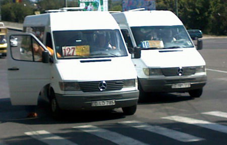 Administratorul rutei 185 spune că, într-o săptămână, microbuzele vor porni pe traseu. Foto: moldova24.info