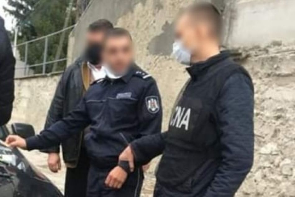 Сотрудник инспектората полиции Единец подозревается в извлечении выгоды из влияния. 