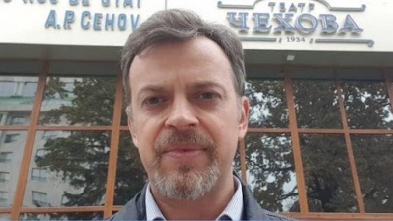 Харет остается директором театра им. Чехова, контракт с ним продлен.