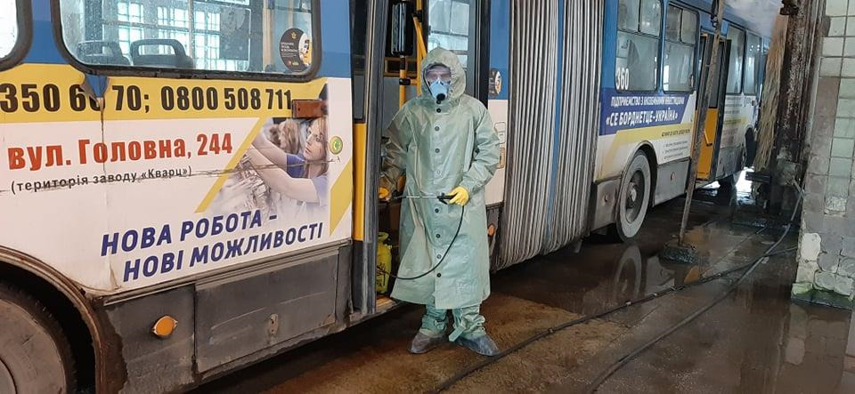 Коронавирус: в Черновцах дезинфицируют троллейбусы.