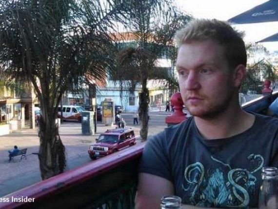 In urma cu un an, Ben Cardwel, 21 de ani, lucra part time la o benzinarie si se pregatea pentru licenta.