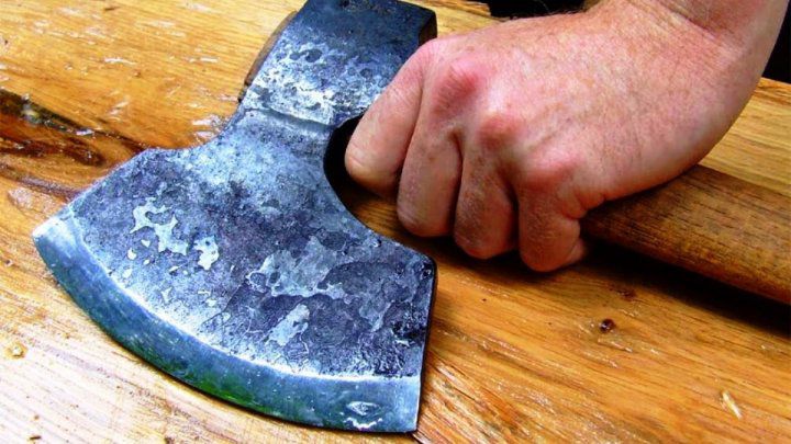 Un bărbat din Căuşeni și-a tăiat organul genital şi l-a aruncat la găini. 