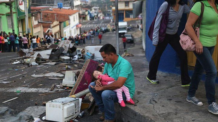 Foamete în Venezuela: Oameni fug pentru a scăpa de sărăcie
