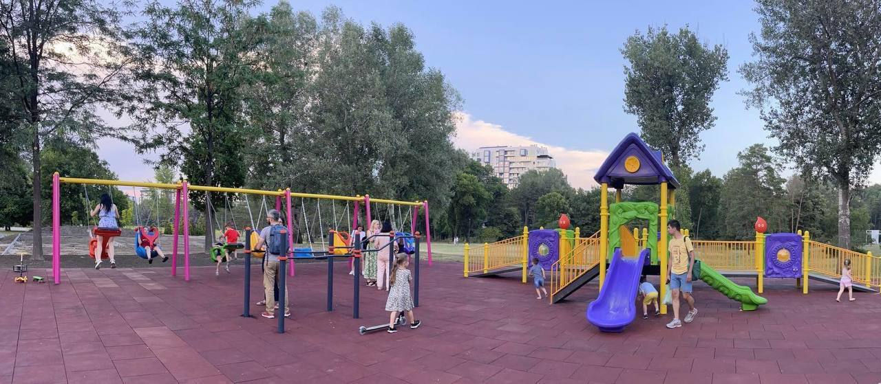 Одна из двух детских площадок, построенных в парке Дендрарий, готова.