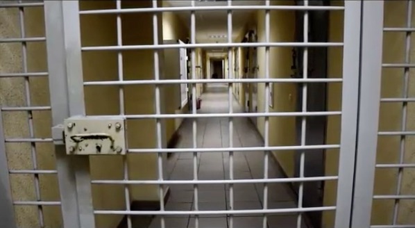 Мужчина в возрасте 22 был приговорен к 9 годам и 5 месяцам лишения свободы за совершение разбойного нападения на пункт обмена валюты в столице.