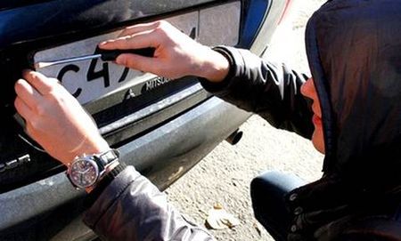 Парень украл номерные знаки с двух автомобилей.