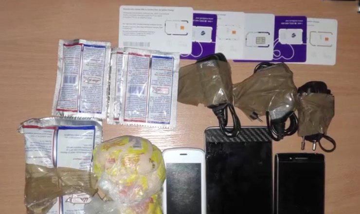 Во всех случаях, обнаруженные вещества и предметы были опечатаны и переданы на экспертизу.