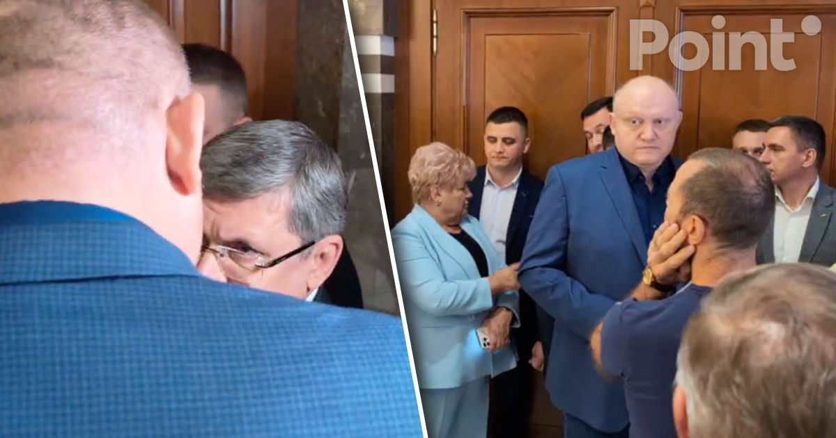 Депутаты блока "Победа" пытались попасть в парламент, несмотря на запрет.