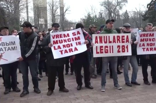 На недовольство торговцев власти уже не раз отвечали, что на основе патентов можно работать до 2018 года.