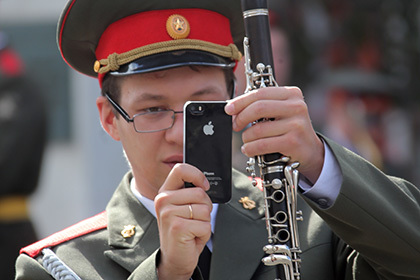В российской армии не вводилось запретов на использование iPhone.