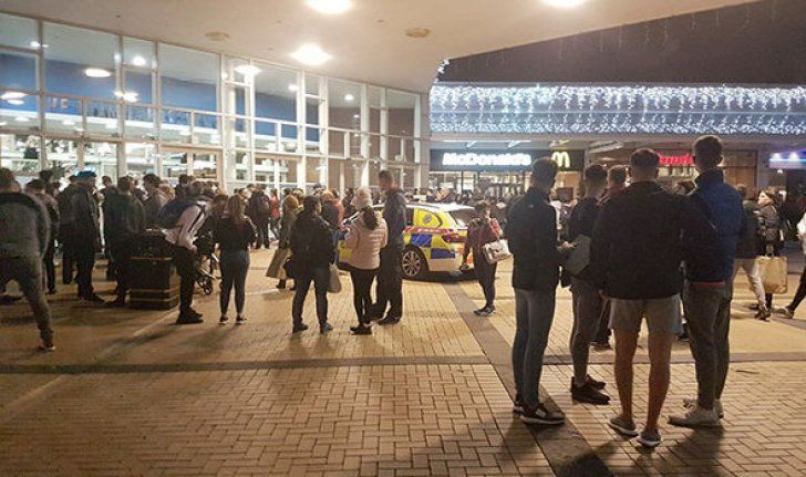 Un centru comercial din Dublin a fost evacuat pentru o acțiune în forță a poliției.