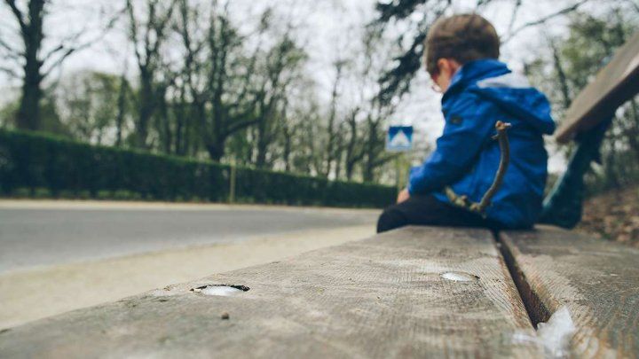 O fetiță și fratele ei de 3 ani, găsiţi rătăcind pe străzile Capitalei