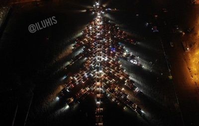 В Харькове сотни машин создали автоелку.