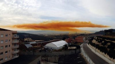 O explozie la o uzină chimică din Barcelona a condus la crearea unui nor toxic. Foto: publika.md