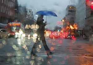 Astazi, vom avea parte de vreme mohorâtă, cu cer acoperit de nori şi vânt domol. În plus, nu scăpăm nici de umbrele.