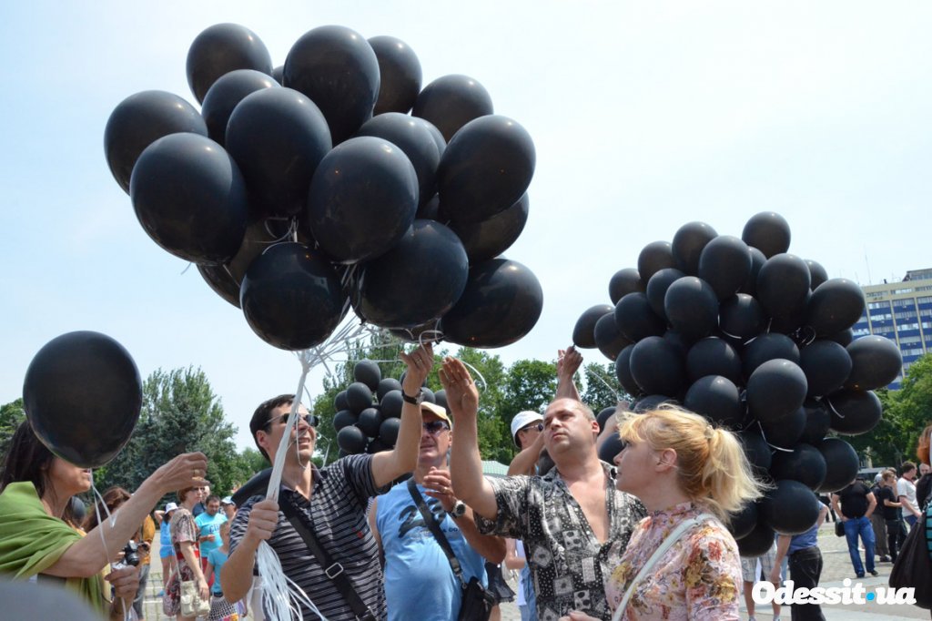 Над Куликовым полем взмыли белые голуби и черные шары – одесситы почтили память погибших 2 мая.