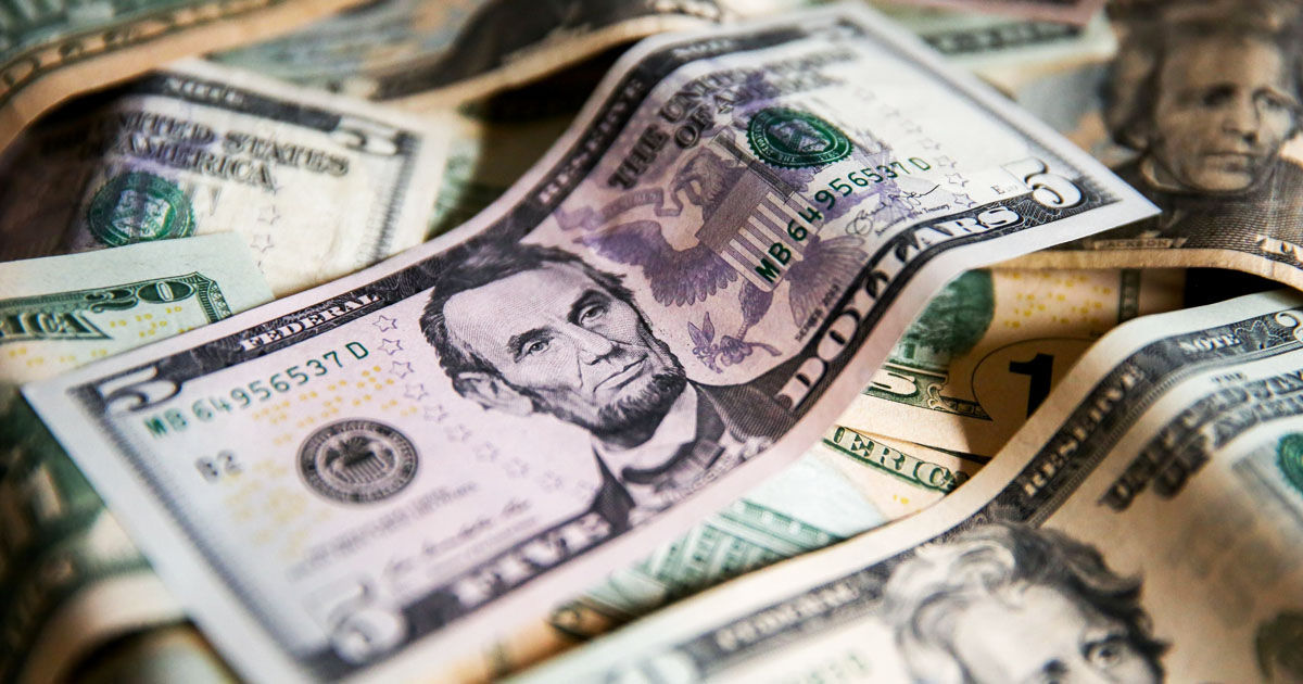 Dolarul scade pentru prima dată în ultimii patru ani sub nivelul de 17 lei.