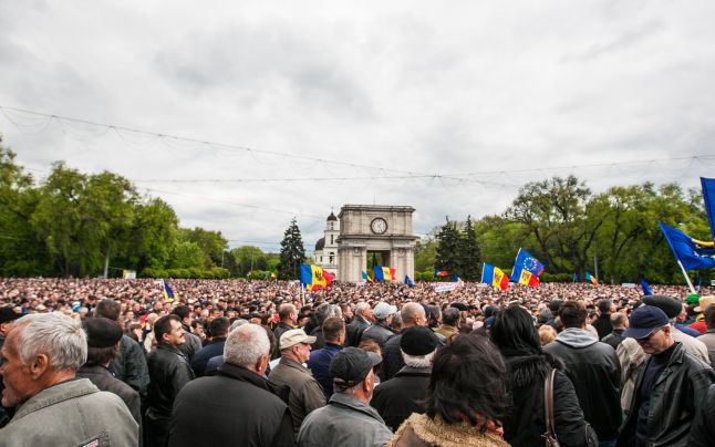 Petrenco se promovează la pachet cu Platforma DA și Dodon. Foto: democracy.md