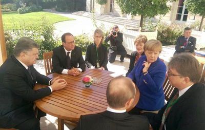 Переговоры нормандской четверки начались прямо на улице. Фото:  twitter.com