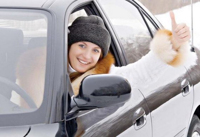 Frânează înaintea virajelor - Înaintea virajelor se frânează uşor, iar după înscrierea în curbă se accelerează uşor.