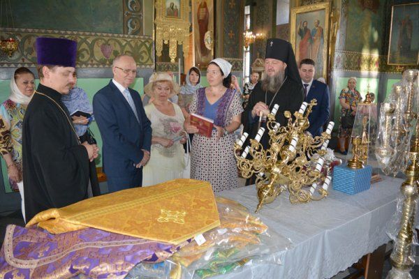 Архиепископ Тираспольский и Дубоссарский Савва подчеркнул, что подаренные вещи будут служить церкви украшением и помогать священнослужителям в проведении богослужений.