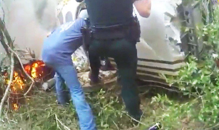 В Сети появились кадры, сделанные в первые минуты после крушения двухмоторного самолета на юго-востоке США.