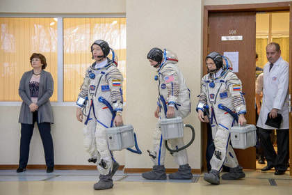 Роскосмос намерен сократить численность российского экипажа Международной космической станции.