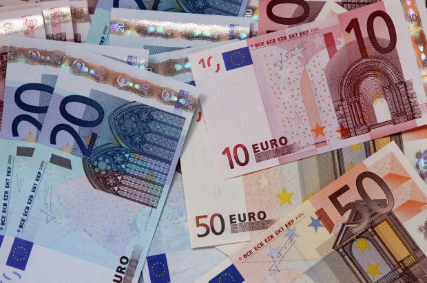 Leul se depreciază în raport cu moneda unică europeană.