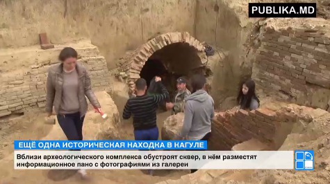 Историки нашли в тоннелях осколок стекла царского периода, монету и кисточку.