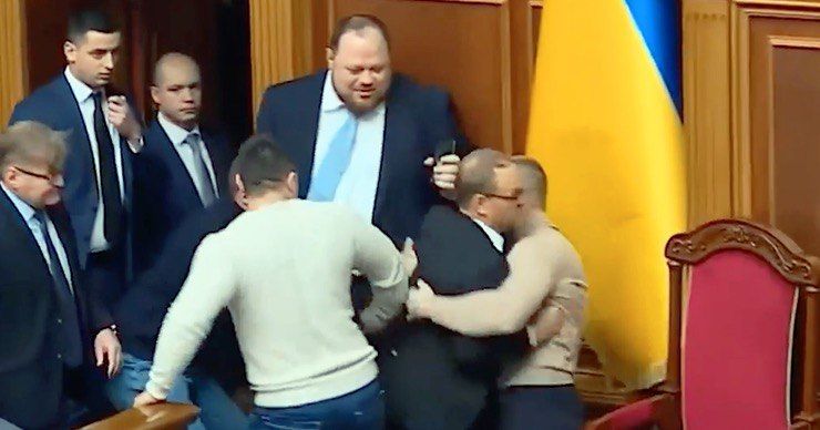Телеканал 1+1 опубликовал видео утренней потасовки в Верховной раде Украины.