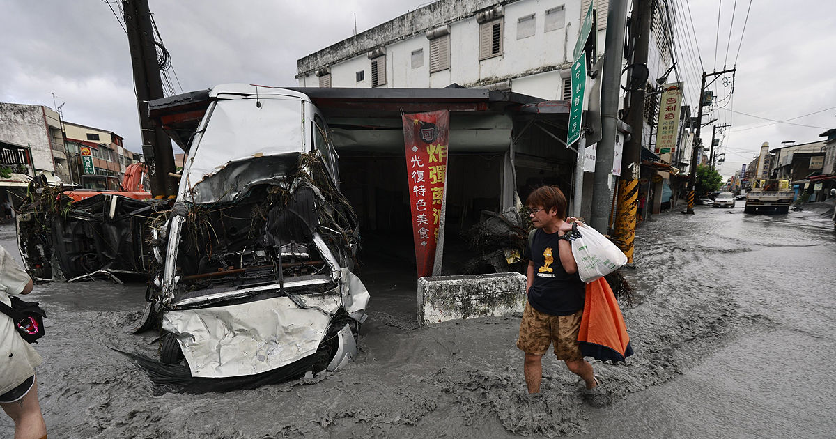 Ragasa slăbește până la nivel de furtună tropicală, după moartea a 24 de persoane în Taiwan și Filipine.