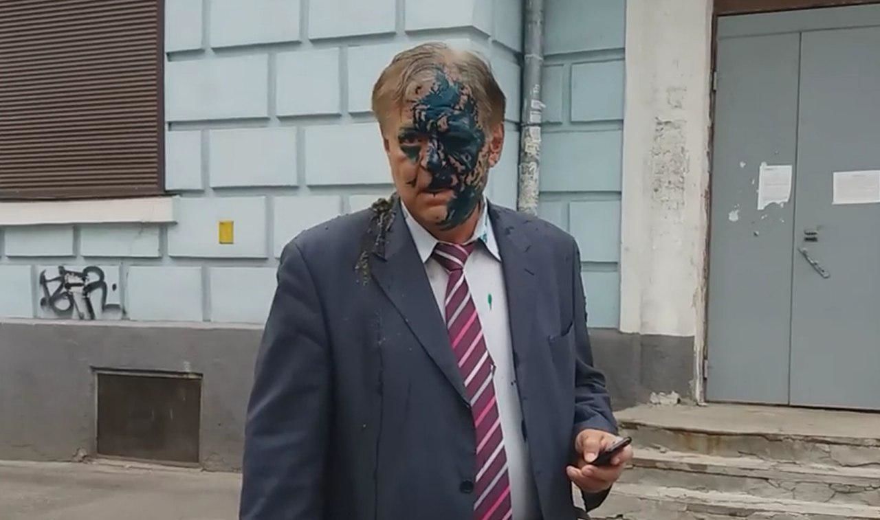Радикалы опубликовали соответствующие фотографии и видео того, как облили зелёнкой и фекалиями главу Россотрудничества.