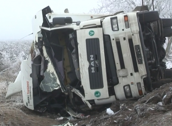 Un tir plin cu vopsea s-a rasturnat in apropierea de satul Ermoclia, raionul Stefan-Voda. Soferul in varsta de 29 de ani sustine ca de vina ar fi fost poleiul de pe drum.