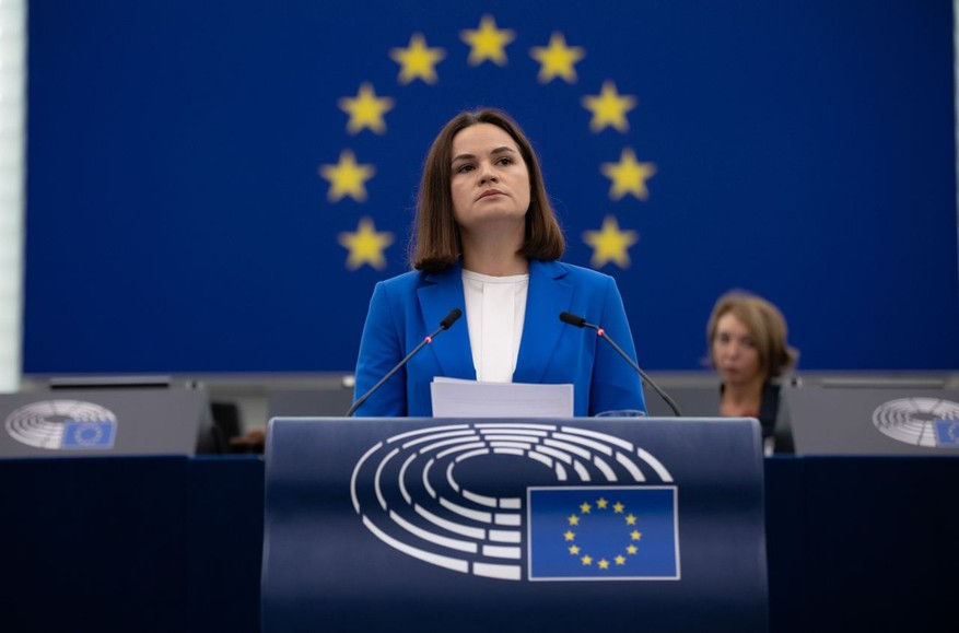 Тихановская представила в Европарламенте проект нового белорусского паспорта.