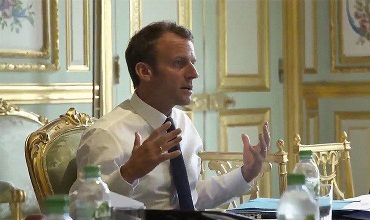 Пользователи сети обиделись на президента Франции из-за дорогой посуды.