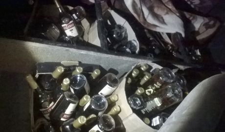 Oamenii legii au descoperit 224 de sticle de divin fără timbru de acciză, 12 litri de alcool etilic şi 60 litri de divin în vrac. Foto: jurnal.md