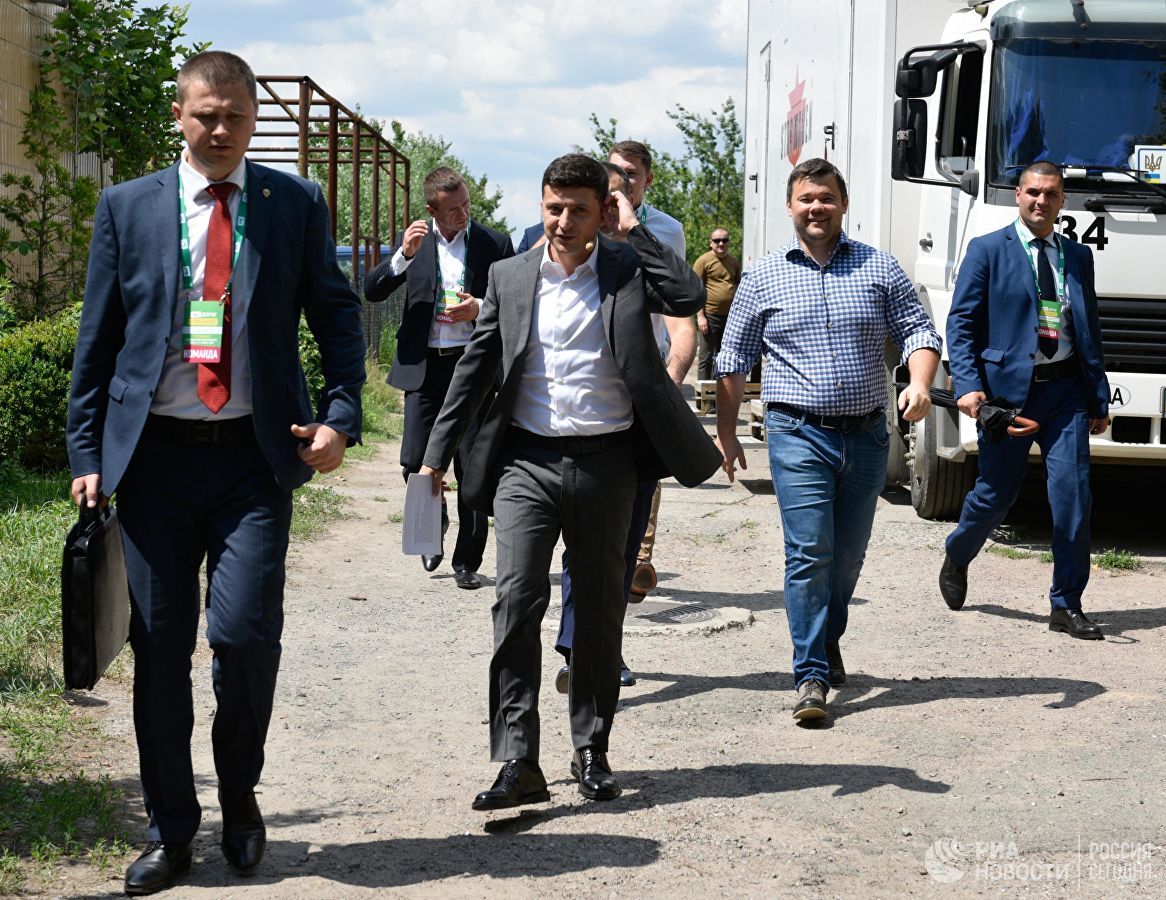 Опрос выявил снижение рейтинга партии Зеленского на Украине.