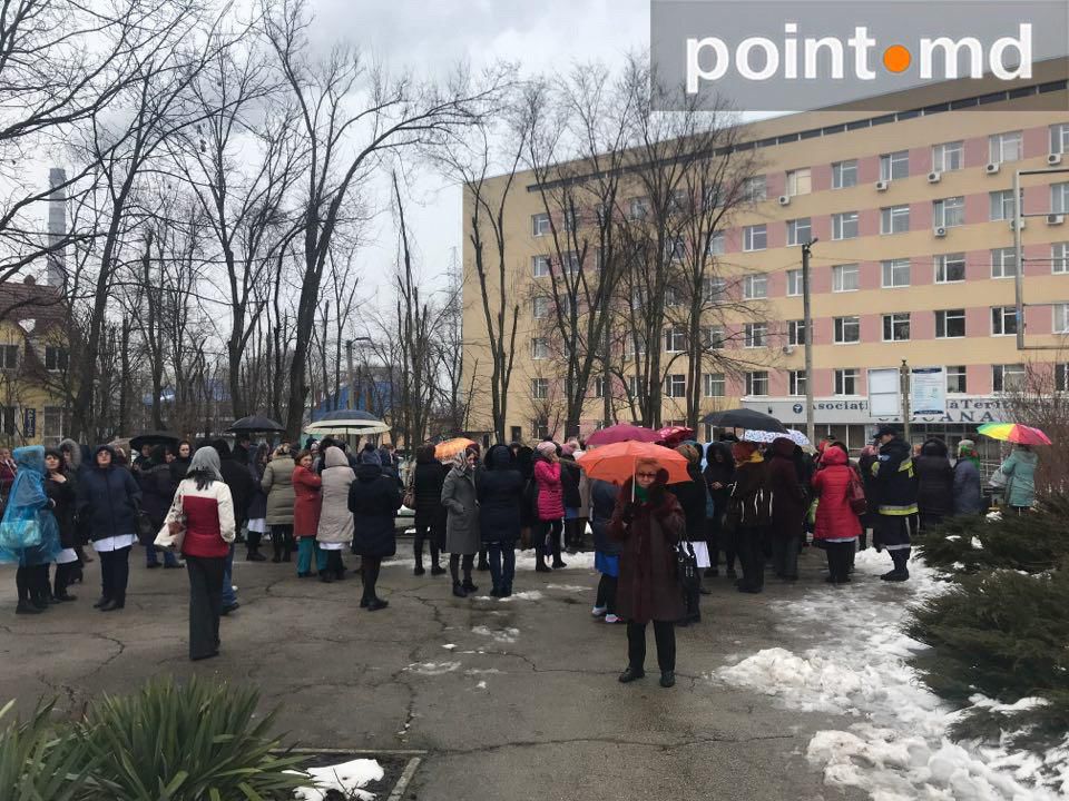 Неизвестный сообщил о минировании поликлиники на Чеканах.