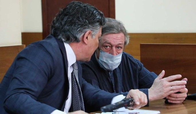 Адвокат заявил, что сидевший в машине Ефремова водитель установлен.