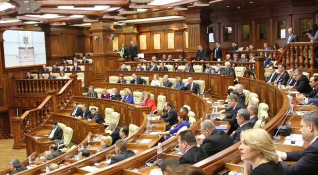 Deputaţii au izbucnit în hohote de râs în moment ce urma să fie aprobată ordinea de zi.