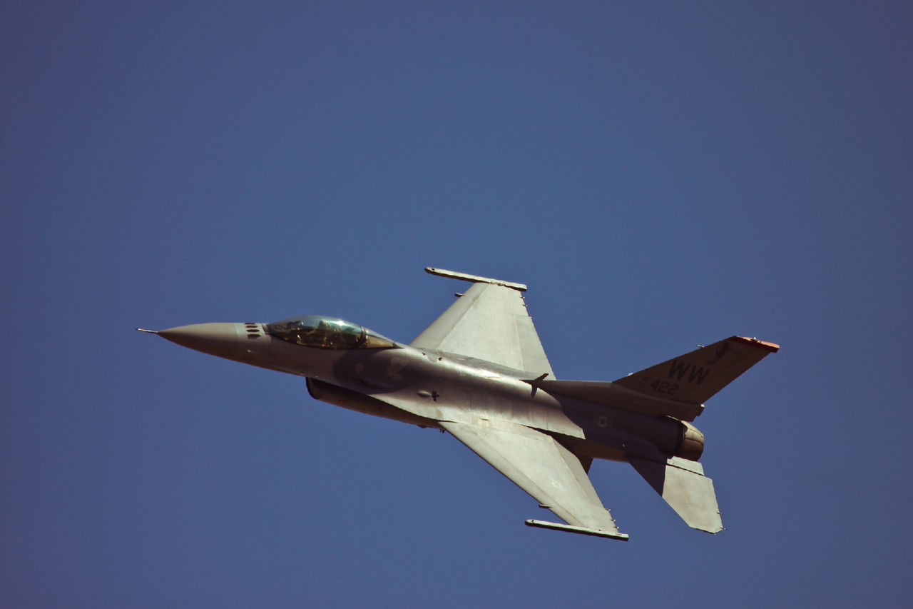 В США вблизи базы военно-воздушных сил разбился истребитель F-16.