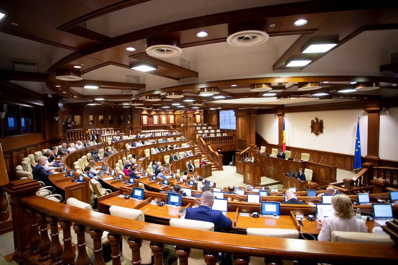 Парламент соберется на внеочередное заседание: причины неизвестны.