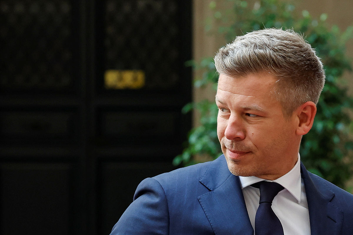 Премьера Венгрии допросили по делу об "украденном" телефоне.