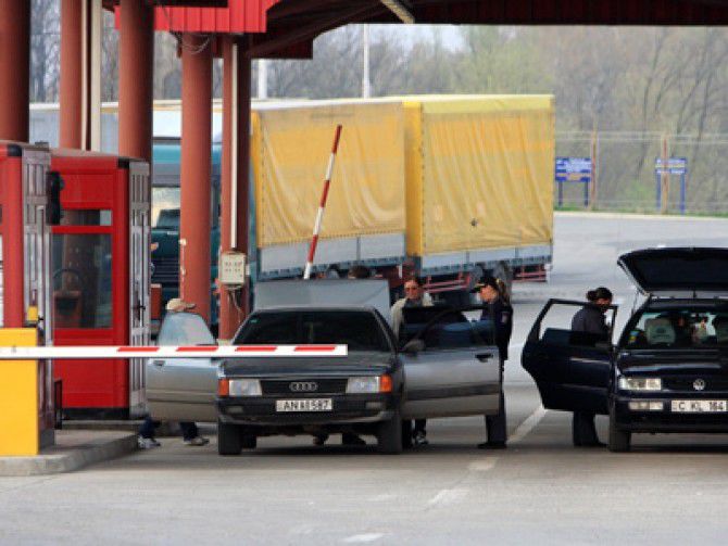 Trei persoane s-au ales cu procese verbale şi riscă amenzi usturătoare pentru uz de fals. Foto: dcnews.ro