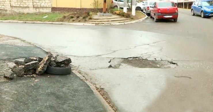 Яма на столичной улице Корнулуй не дает покоя пешеходам и водителям.