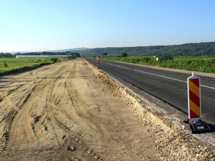 Из-за плохого состояния дорожного полотна на этом участке машины часто ломаются.