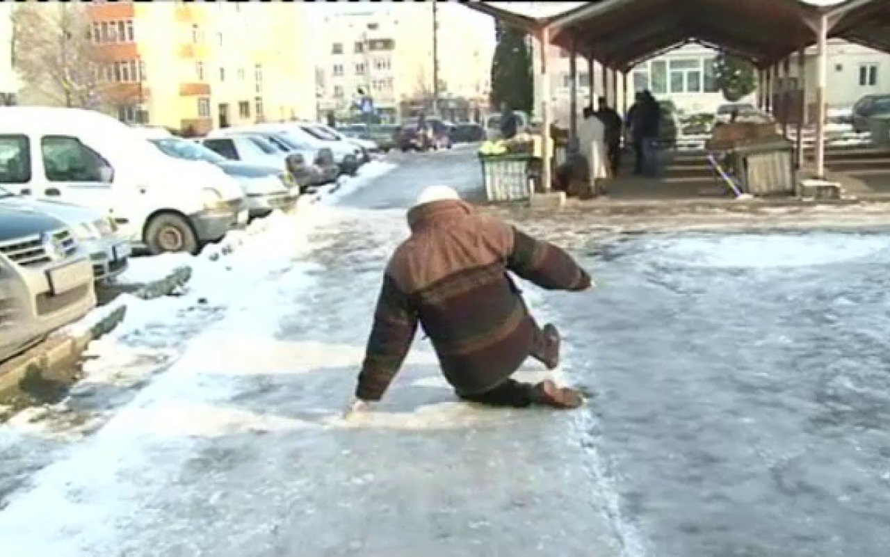 Mai multe persoane, la spital: Au alunecat pe străzile Capitalei