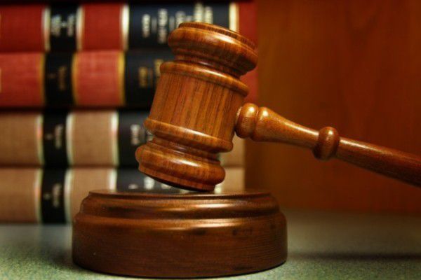 По данным прокуроров, судья намеренно отклонил жалобу одной из компаний.